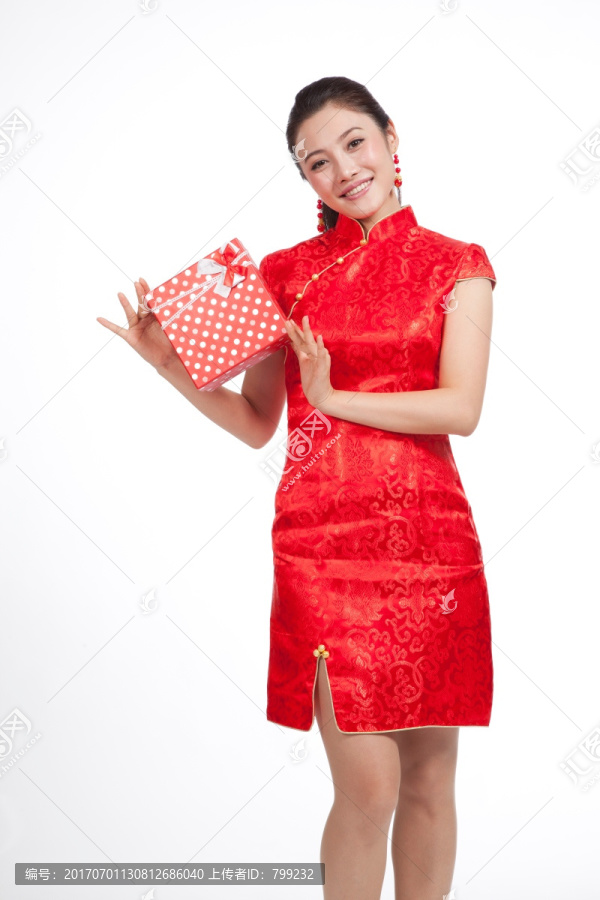棚拍身穿中国传统服装的年轻女人和礼盒