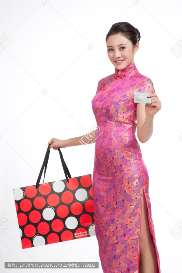 棚拍身穿中国传统服装的年轻女人购物