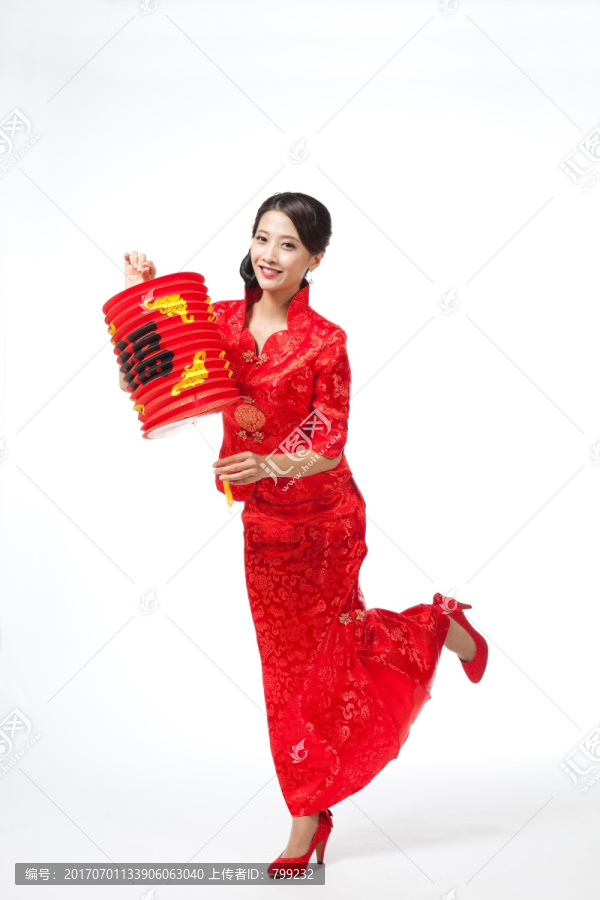 棚拍身穿中国传统服装的年轻女人和红灯笼