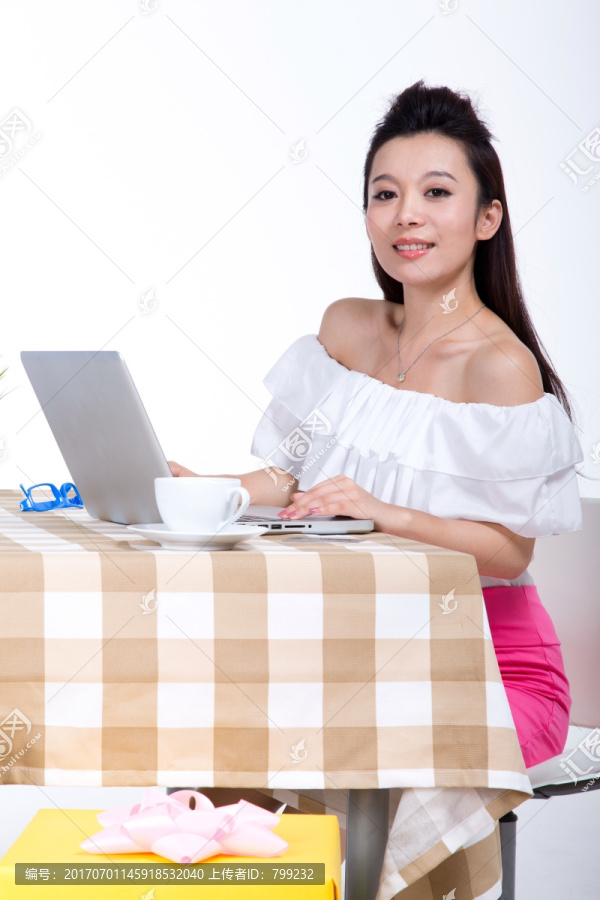 棚拍年轻女人