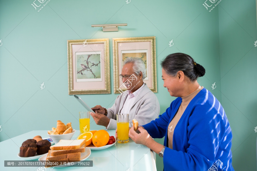 老夫妻在餐厅用早餐
