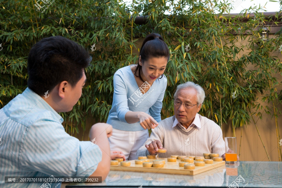 父子在庭院里下棋