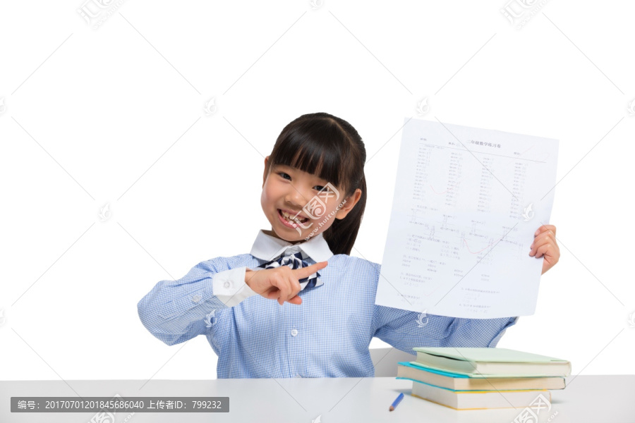 小女孩在课桌前学习