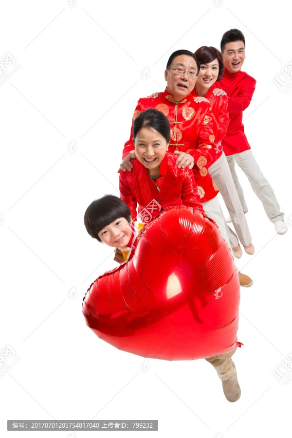 棚拍节日气氛中欢乐的唐装一家人捧红气球