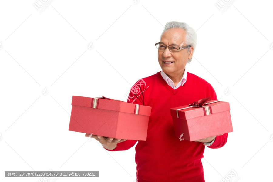 棚拍一个老男人拿着礼盒