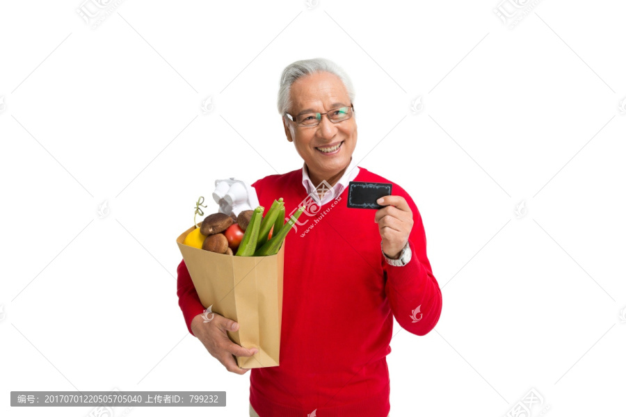 棚拍一个老男人采购食物