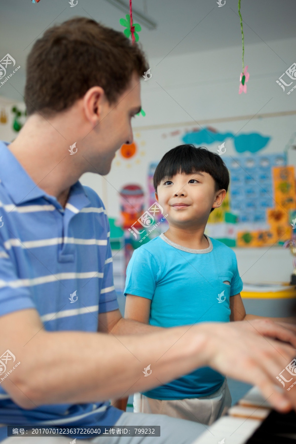外教和小男孩一起弹钢琴