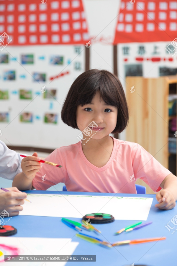 小朋友在幼儿园玩耍