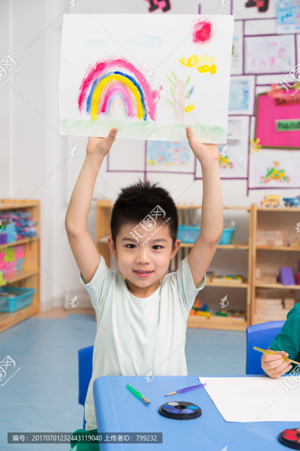 小朋友在幼儿园玩耍