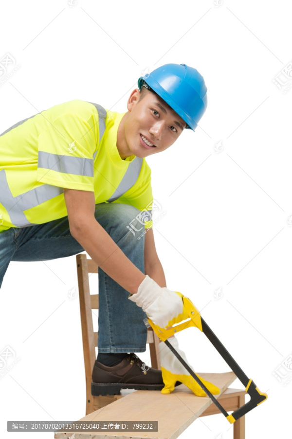 年轻的男建筑工人在锯木板