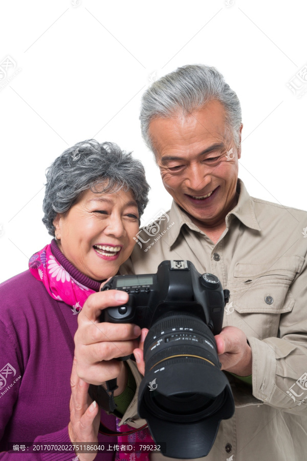 老年夫妇旅游拍照