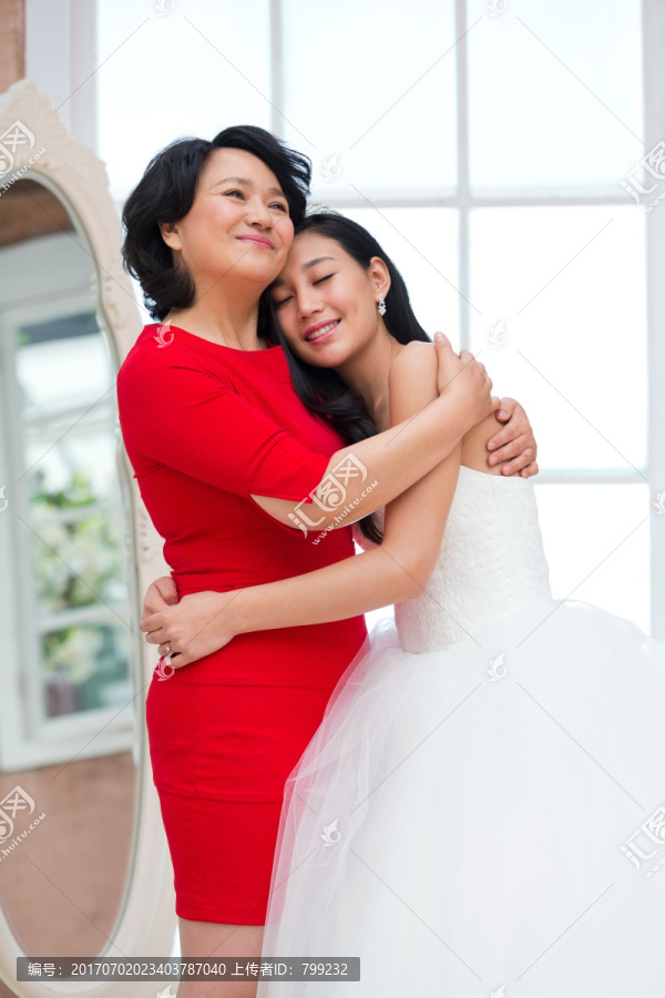 新娘和母亲拥抱