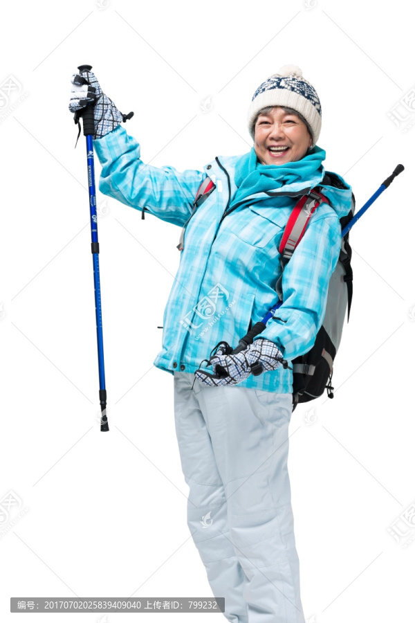 老年女人冬季登山旅行