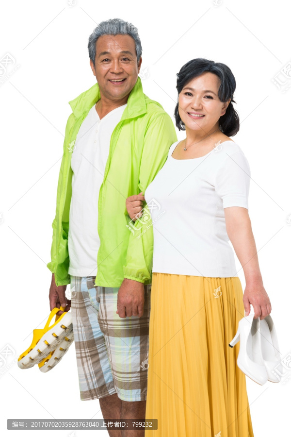 中老年夫妇牵手散步