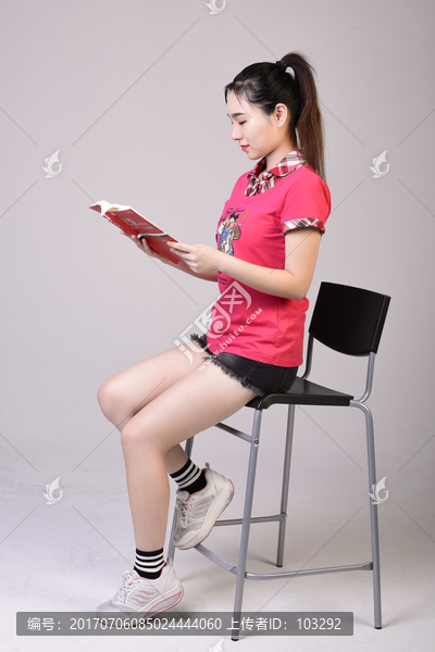 正在看书的女生