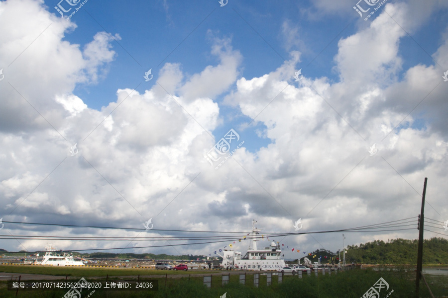钦州港码头,蓝天白云