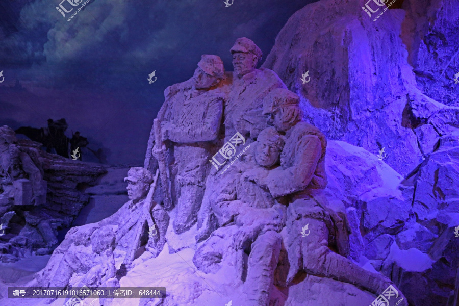 红军长征过雪山雕塑
