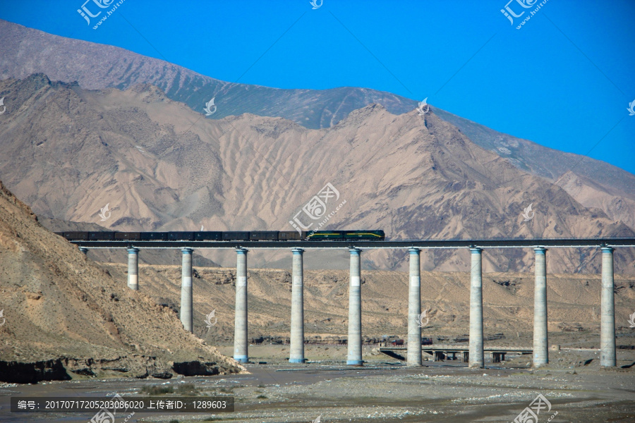 青藏铁路桥梁上的火车