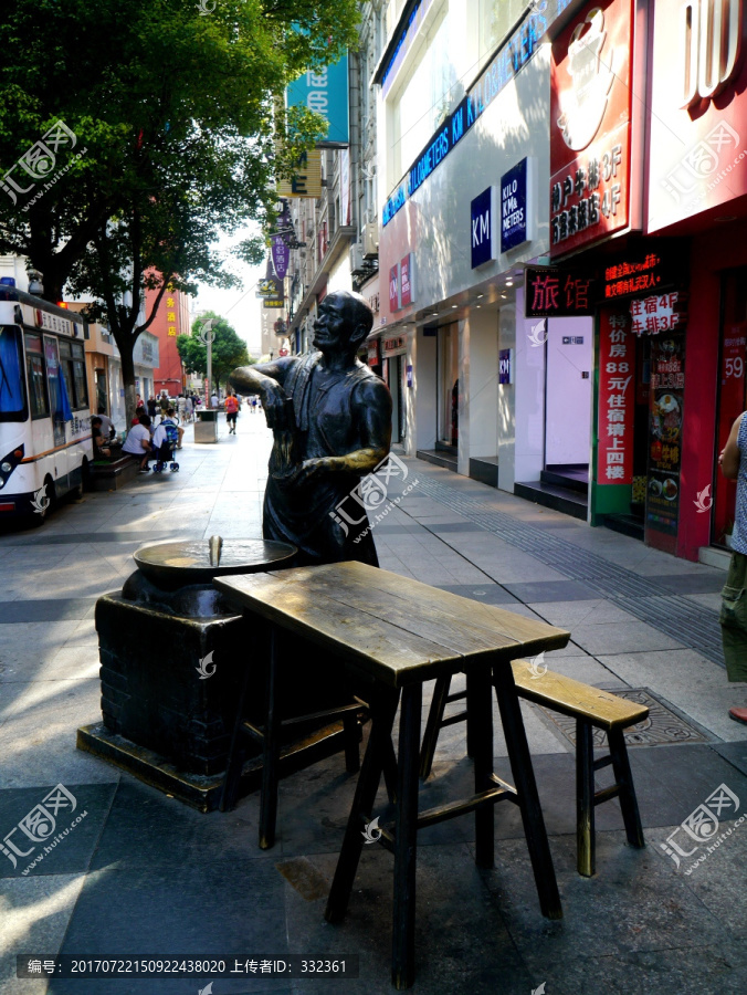 武汉江汉路步行街铜雕