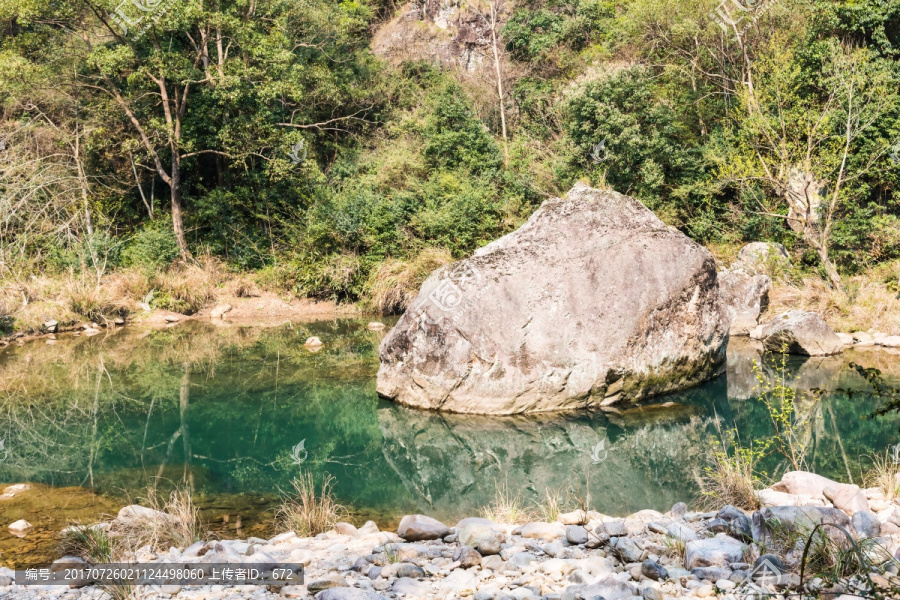 石桅岩景区水中巨石