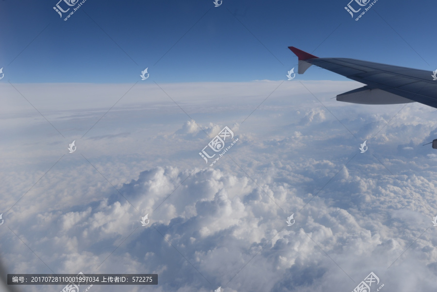 飞机上俯瞰,云海