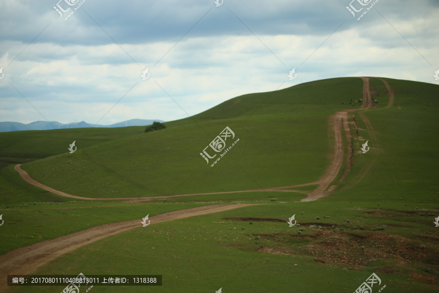 幽长草原道路