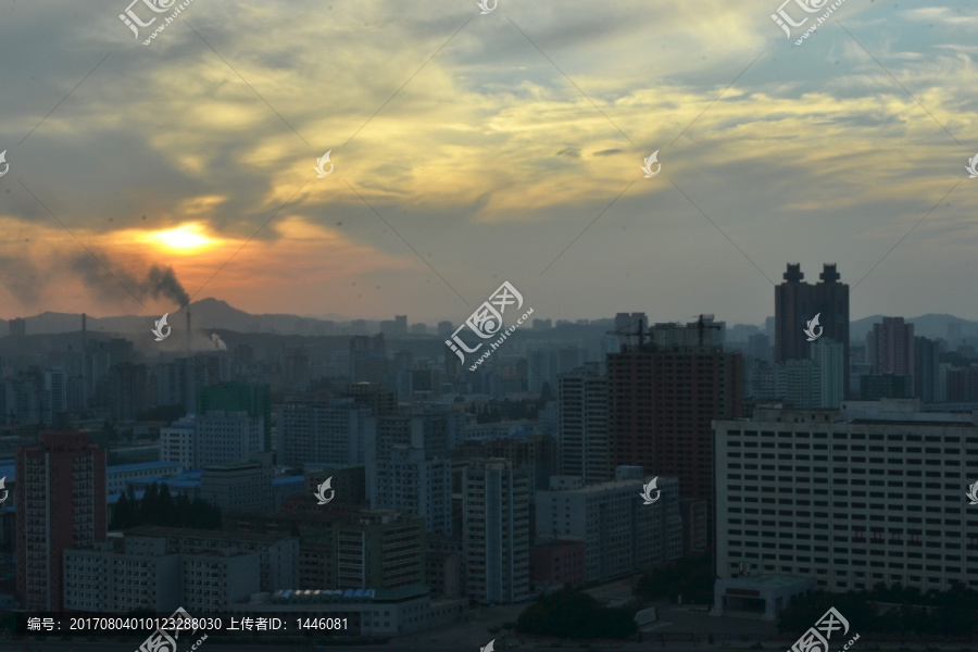 黄昏的朝鲜平壤城市风光