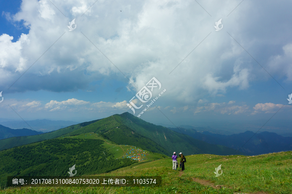 海坨山徒步露营蓝天白云