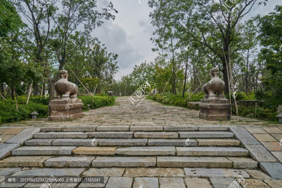 石雕神兽,石板路