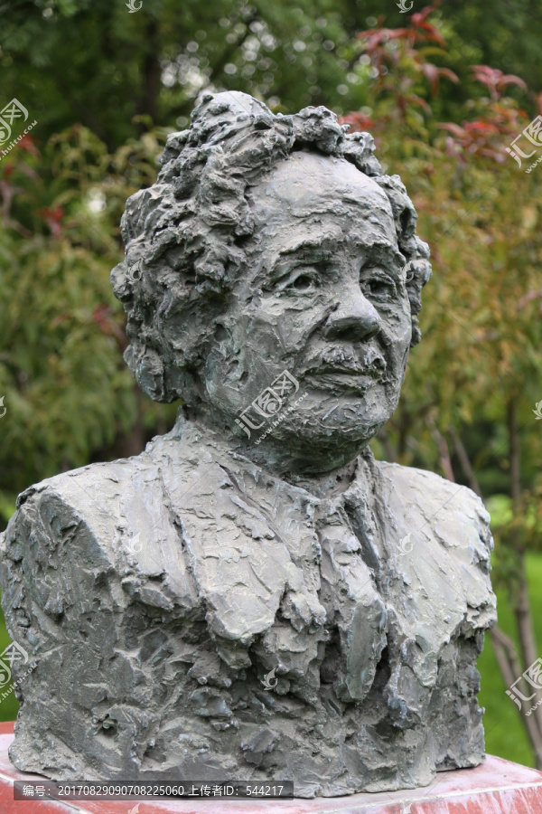 铜雕物理学家爱因斯坦雕像