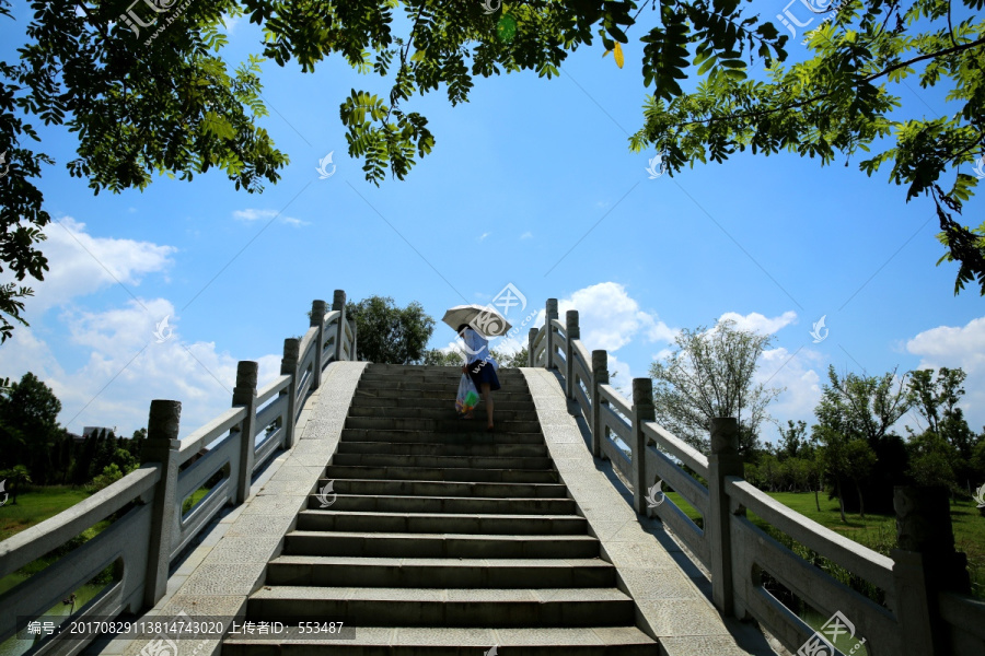 小拱桥,打伞的女孩,蓝天白云