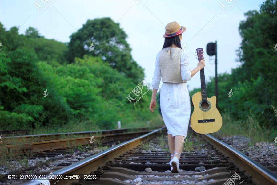 铁轨美女吉他背影