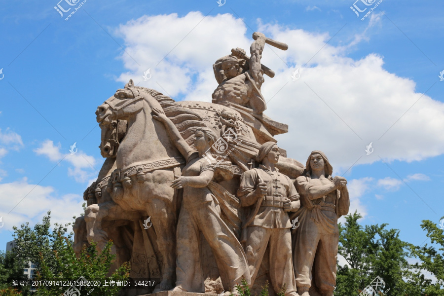 大型雕塑战马和工工农兵庆丰收打