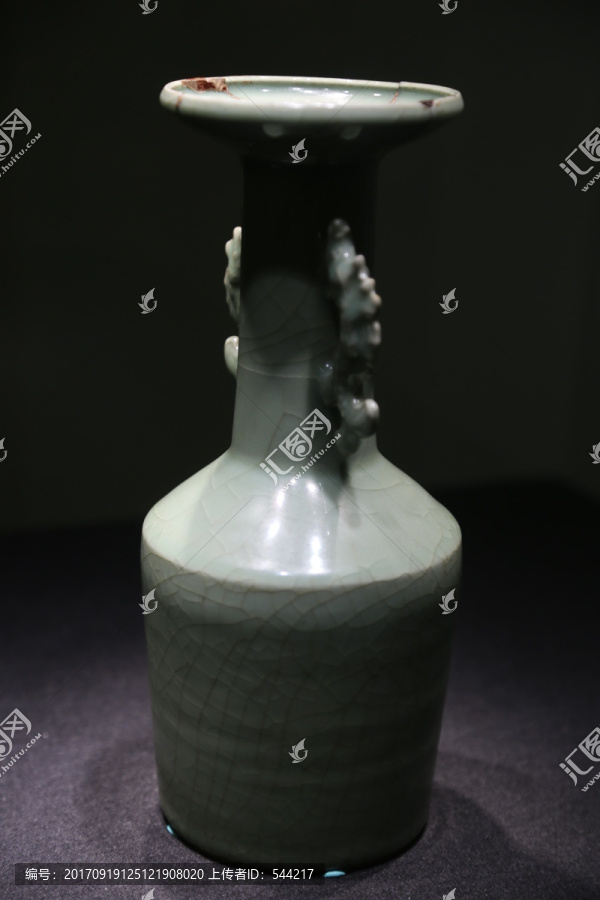 龙泉官窑瓷器南宋时期双鱼耳瓶