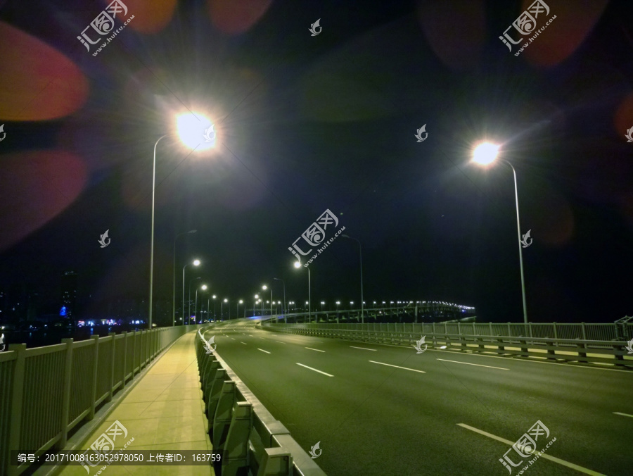 深夜里的星海湾大桥