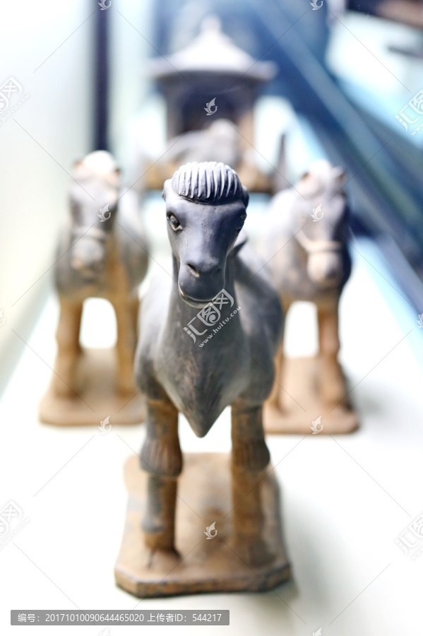 元代的灵车车组陶骆驼陶马