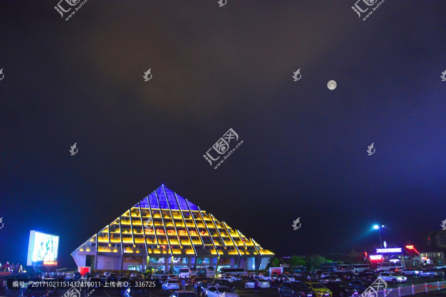 武隆游客中心,金字塔型建筑夜景
