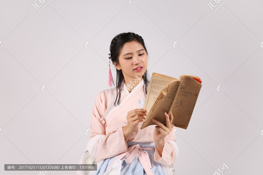 在看一本古风书籍的女人