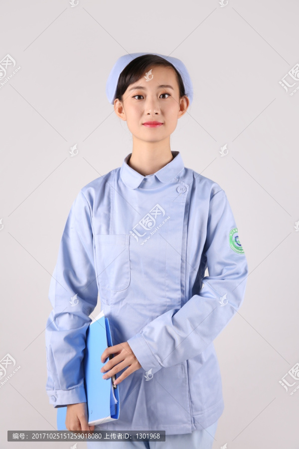 微笑着站立的女护士