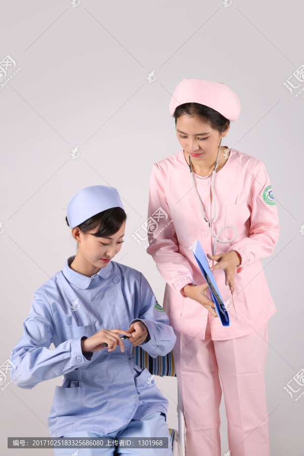 拿着文件交谈的两护士