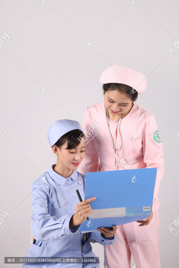 微笑着看着文件的两护士