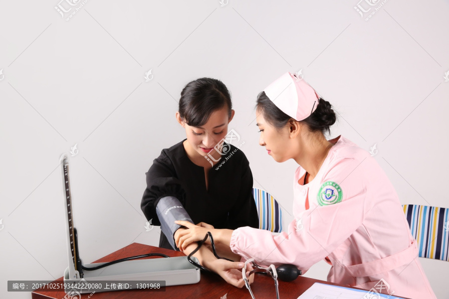 护士为病人量血压