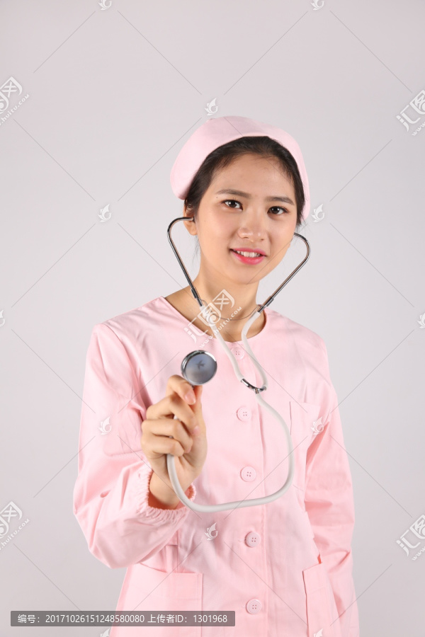 在使用听诊器的女护士
