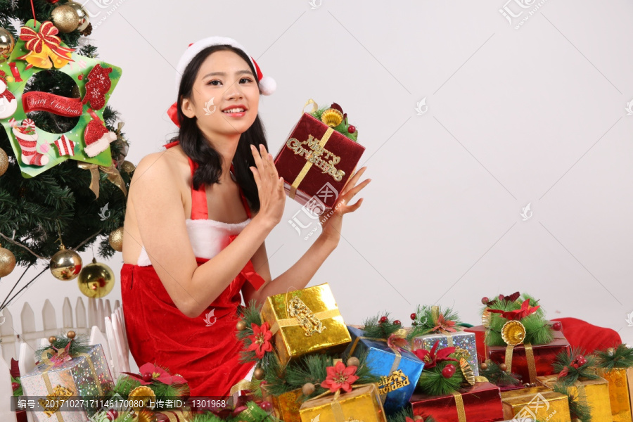 微笑的女人拿着圣诞礼物