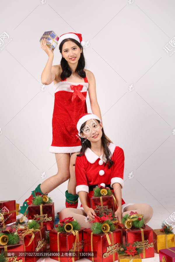 两个女人拿着圣诞礼物