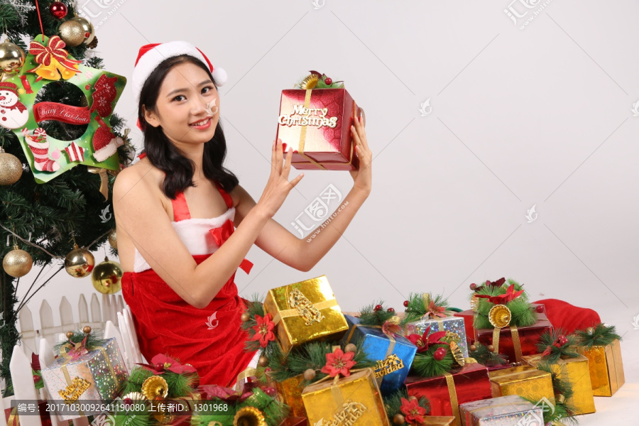 微笑的女人拿着圣诞礼物
