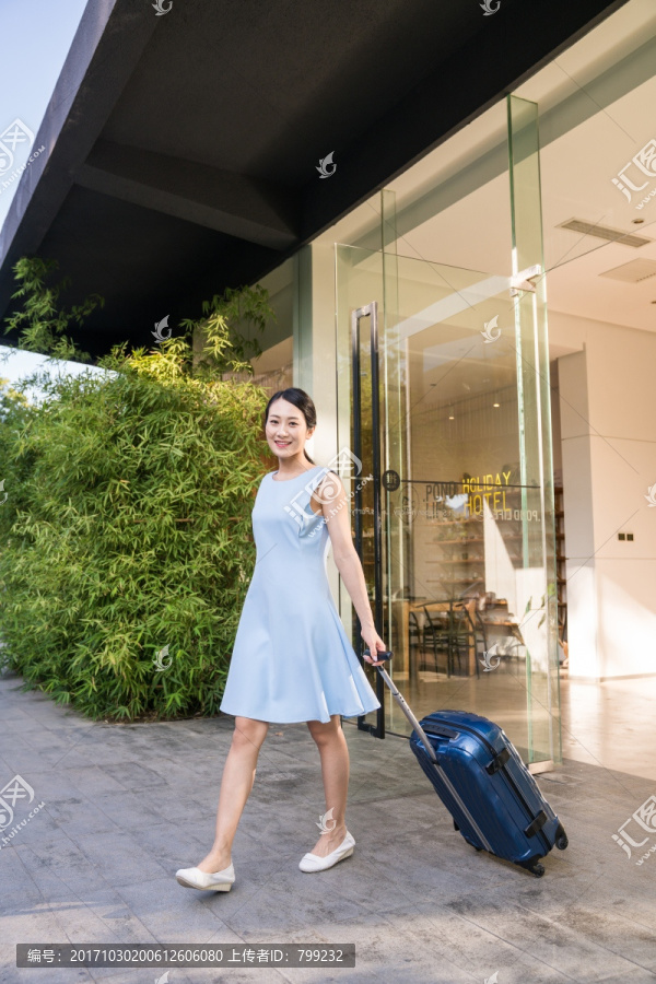 一个年轻女人去旅行