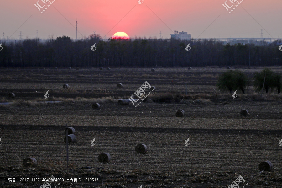 农田,秸秆捆,大草卷,夕阳