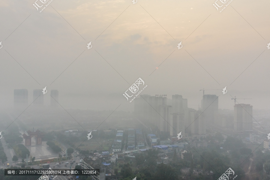 城市鸟瞰图,晨雾中的城市