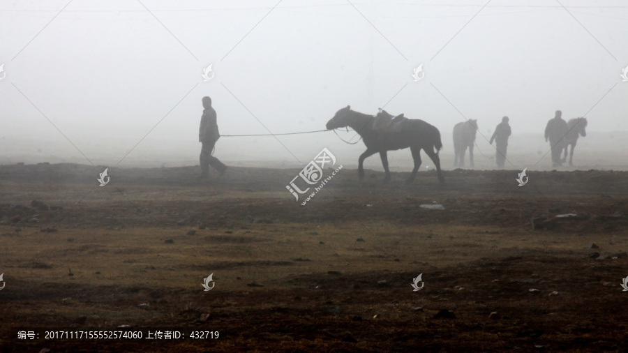 晨雾中牵马的农民